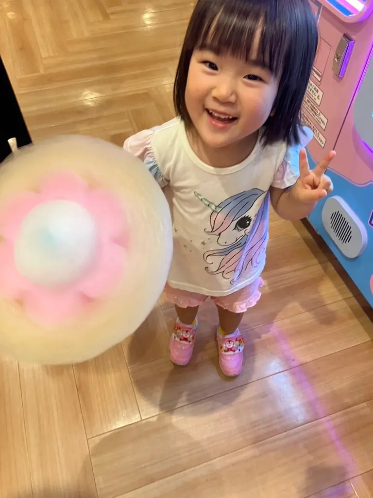【大阪府茨木市】1日最大176個を販売した、行列のできるわたあめ自販機「CANDY SPIN」7月31日（金）、大阪府茨木市のイオンモール茨木に設置。 画像 3