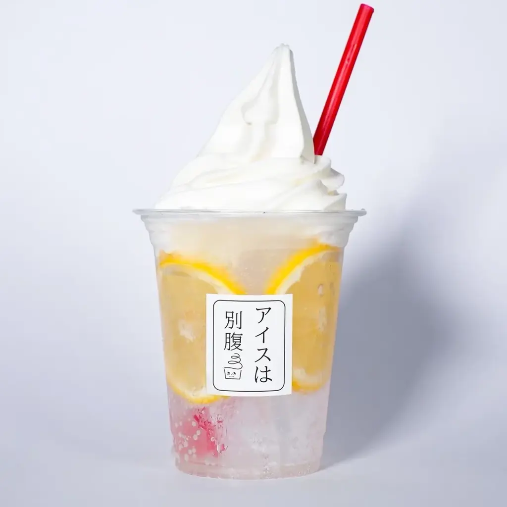 【アイスは別腹】「昭和ラムネ」と「令和レモン」——当社初の”注ぐ・絞る”体験型フロート2種を今夏限定で販売中 画像 3