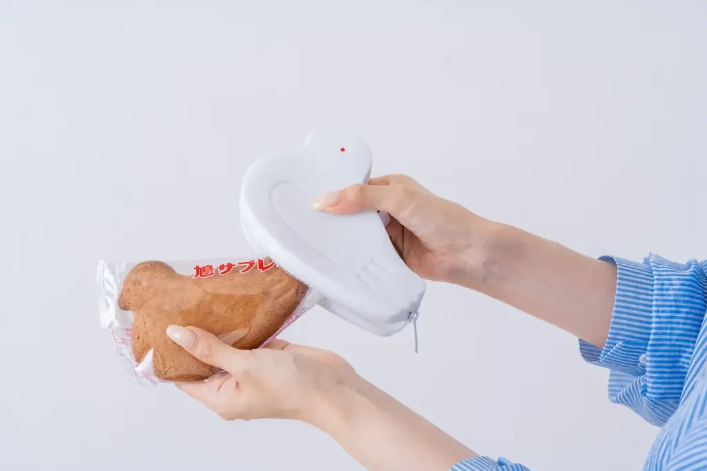 【8月10日は鳩の日】鳩サブレーを連れて歩けるシリコンポーチ「はとっこ」を販売します。 画像 10