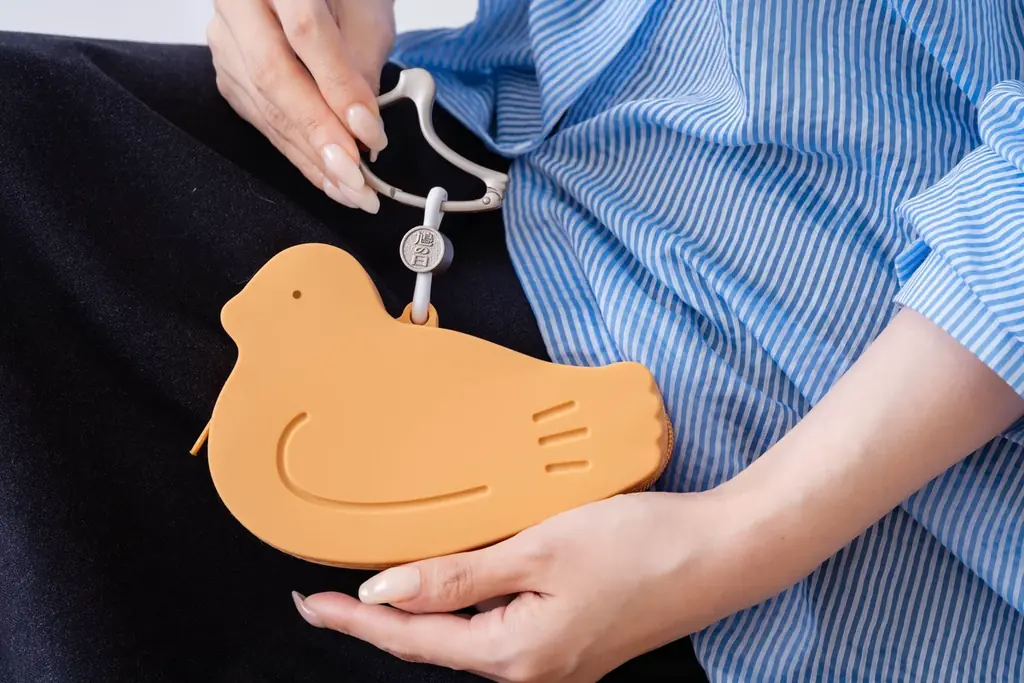 【8月10日は鳩の日】鳩サブレーを連れて歩けるシリコンポーチ「はとっこ」を販売します。 画像 16