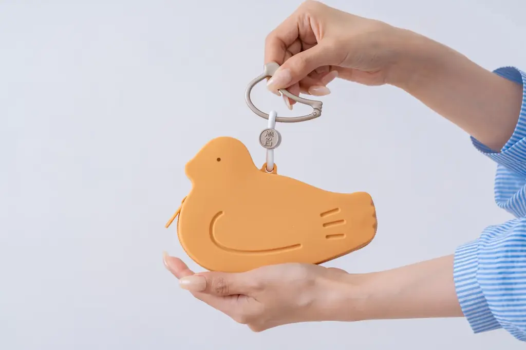 【8月10日は鳩の日】鳩サブレーを連れて歩けるシリコンポーチ「はとっこ」を販売します。 画像 3