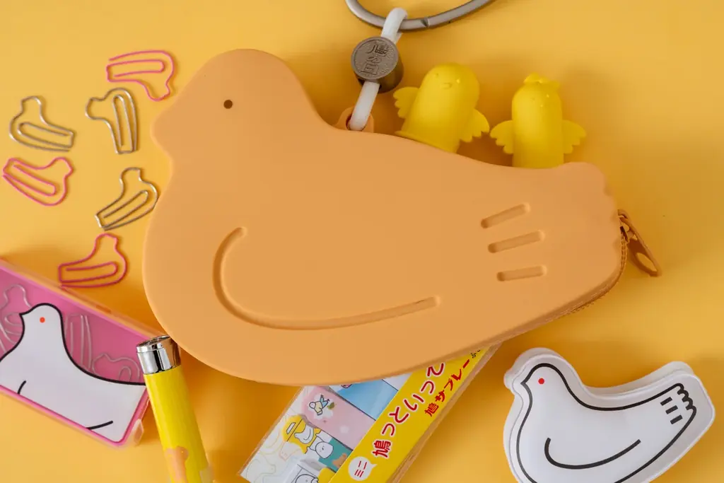 【8月10日は鳩の日】鳩サブレーを連れて歩けるシリコンポーチ「はとっこ」を販売します。 画像 8