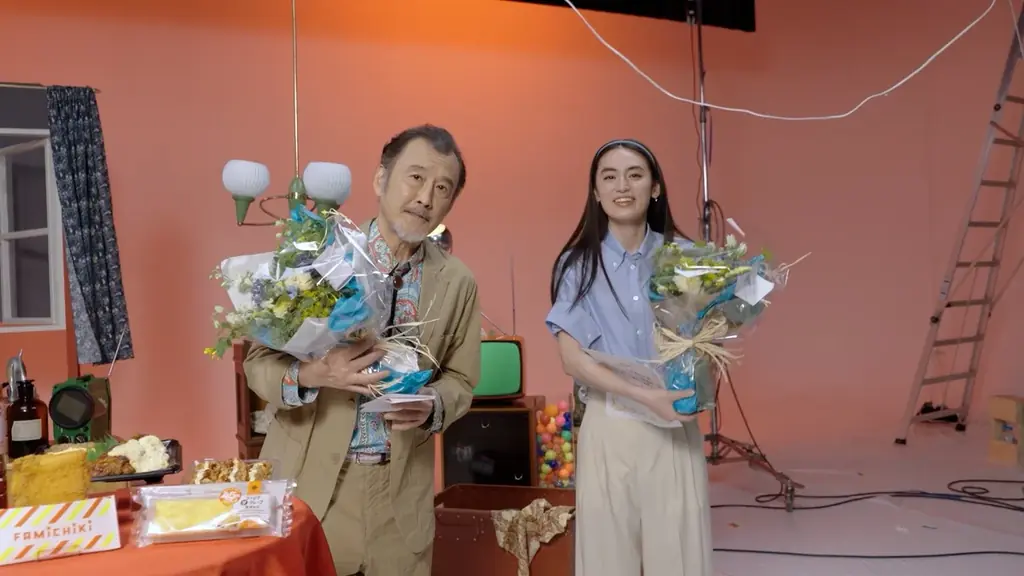 吉田鋼太郎さん、八木莉可子さんがファミマの増量都市伝説の謎に迫る！45％増量商品を未確認物体に見立てた臨場感溢れる新CM「お値段そのまま　おかわり45％増量作戦」篇8月4日（火）から放映開始 画像 7