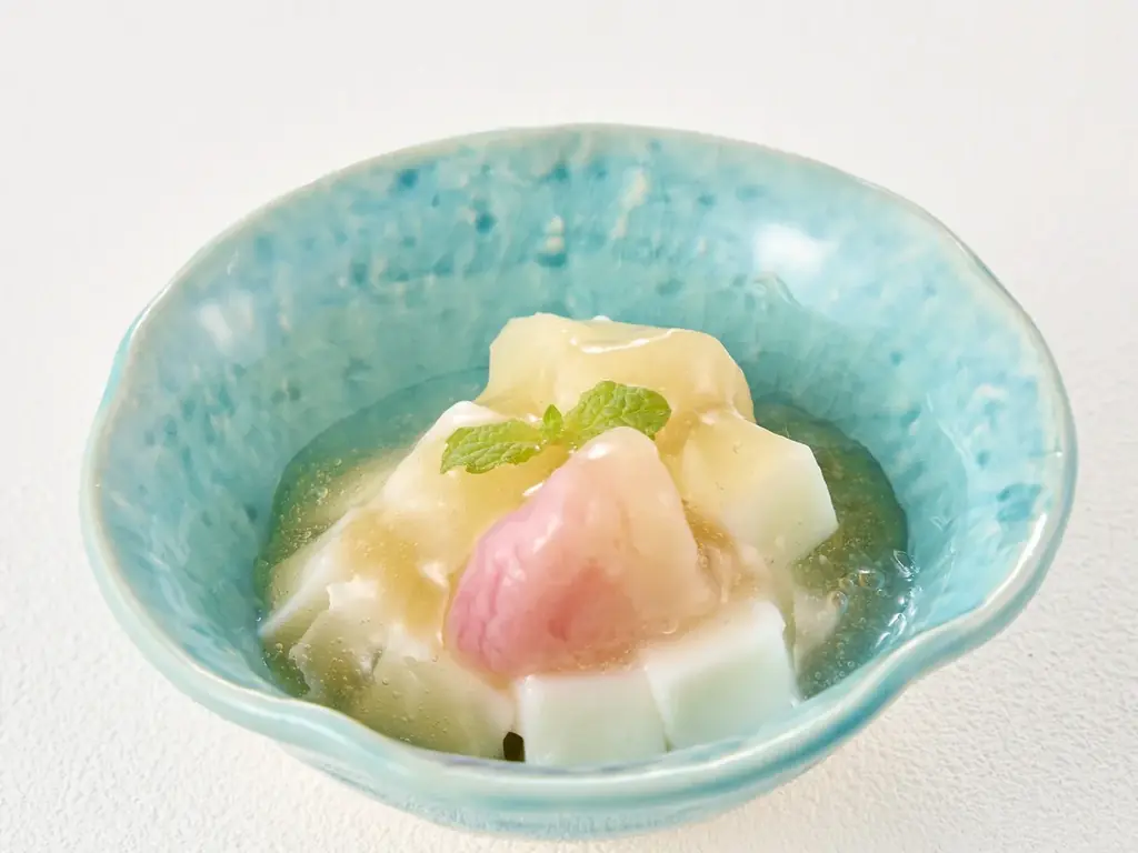 梅の花のご褒美スイーツ。白桃と2種の葡萄を贅沢に使用した「桃と葡萄のフルーツぱふぇ」を8月より販売開始 画像 4
