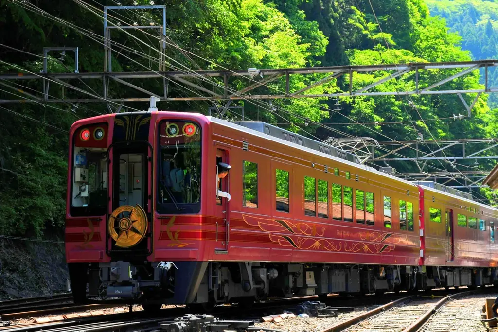 約100年ぶりに車内食事サービスが復活　休暇村紀州加太では、難波と聖地・高野山を結ぶ 南海電鉄の新観光列車「GRAN天空」で行く2泊3日のバスツアーを実施 画像 2