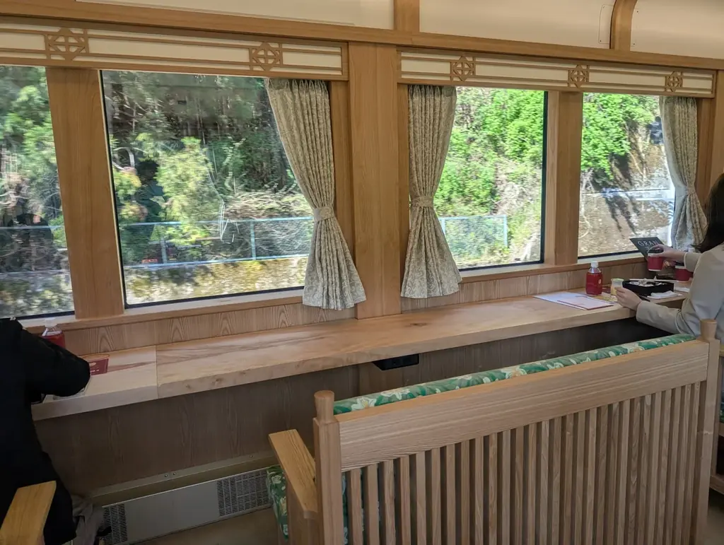 約100年ぶりに車内食事サービスが復活　休暇村紀州加太では、難波と聖地・高野山を結ぶ 南海電鉄の新観光列車「GRAN天空」で行く2泊3日のバスツアーを実施 画像 4
