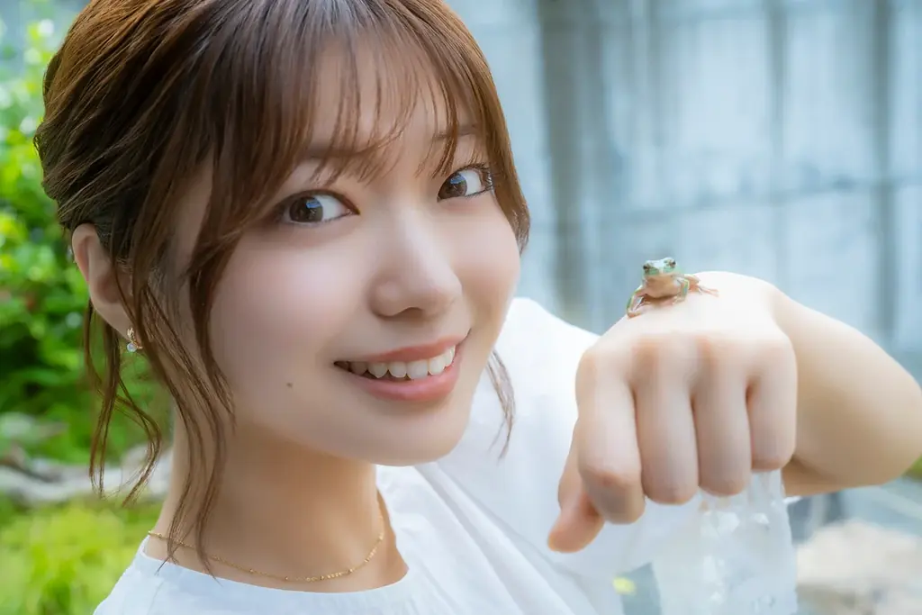 アンジュルム 川名凜、カエル愛あふれる初のフォトブックを発売！ 画像 4