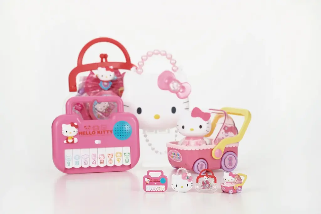 8月15日頃発売 ハローキティ ミニチュアチャーム全4種