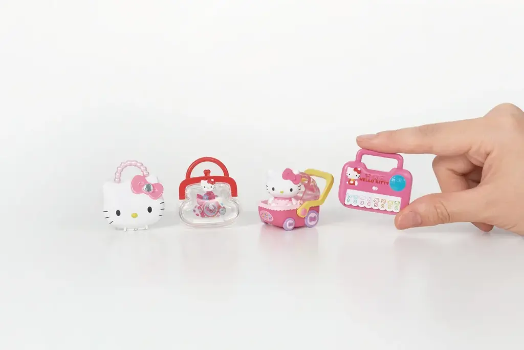 ロングセラー「ムラオカ」のおもちゃが手のひらサイズに。​『ハローキティ かわいいおもちゃ ミニチュアチャーム』​2026年8月中旬 発売予定​ 画像 2