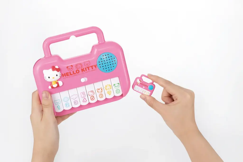 ロングセラー「ムラオカ」のおもちゃが手のひらサイズに。​『ハローキティ かわいいおもちゃ ミニチュアチャーム』​2026年8月中旬 発売予定​ 画像 7