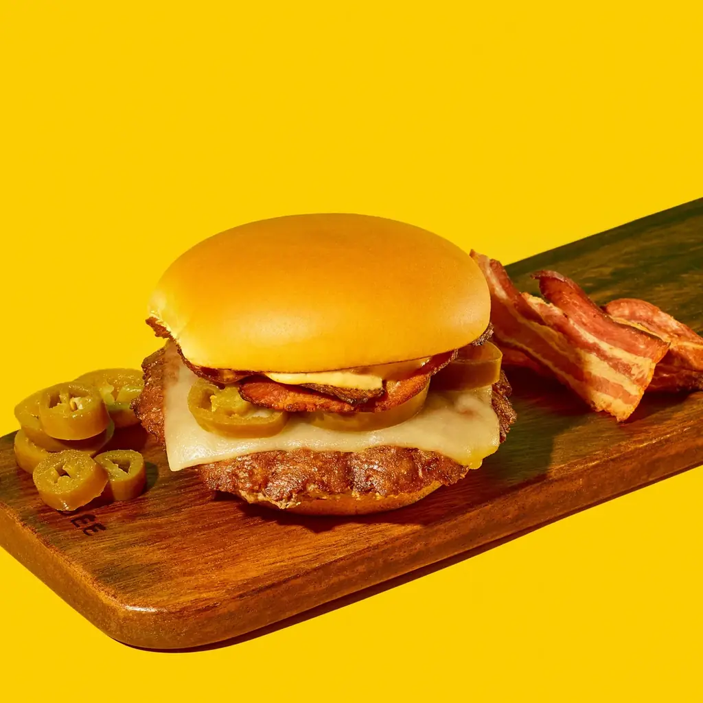 ハラペーニョの刺激とアボカドのまろやかさ。世界の食文化から着想を得た夏季限定メニュー。ハラペーニョチェダーバーガーとアボカドシェイクが8月5日（水）より期間限定で登場！ 画像 2