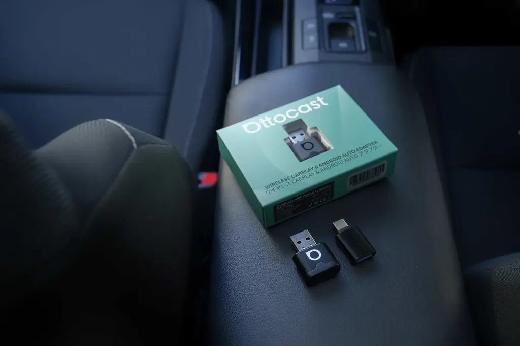 Ottocast Mini Aura：乗るだけでCarPlayをワイヤレス化