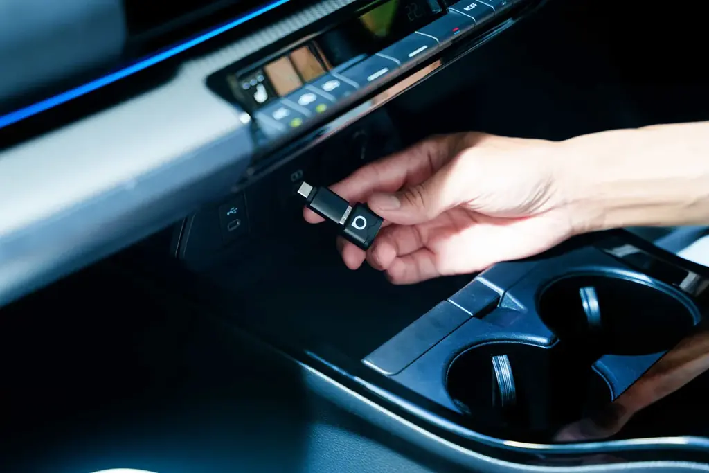 「もうケーブル接続には戻れない」Ottocast Mini Aura登場｜乗るだけで自動接続、有線CarPlay・Android Autoをワイヤレス化！お盆の帰省や長距離ドライブをもっと快適に 画像 3