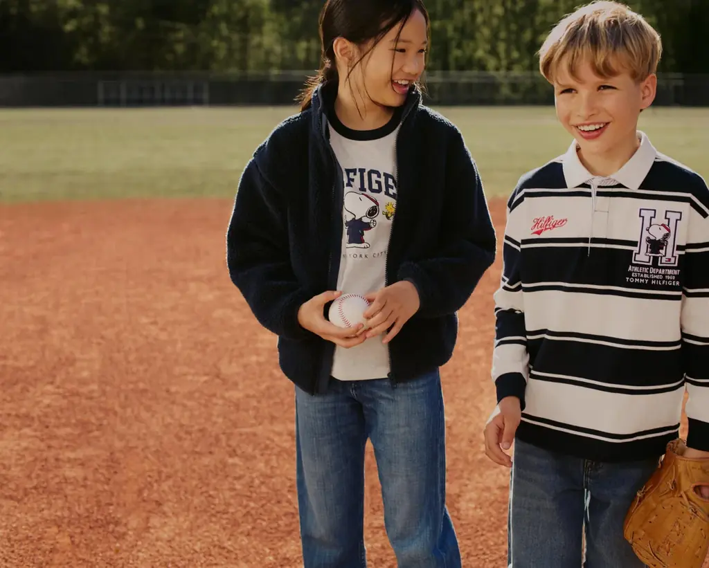 トミー ヒルフィガー、PEANUTS（ピーナッツ）とのコラボレーションにより、バック・トゥ・スクールシーズンを彩るヴァーシティスタイルに着想を得たキッズコレクションを発売 画像 2