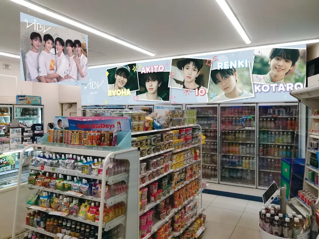 日本武道館デビューショーケース開催記念！期待のボーイズグループ「VIBY」の店舗ラッピングを8月11日（火）から期間限定で展開！～全国で買える！ファミリーマート限定ブロマイドも発売決定～ 画像 4