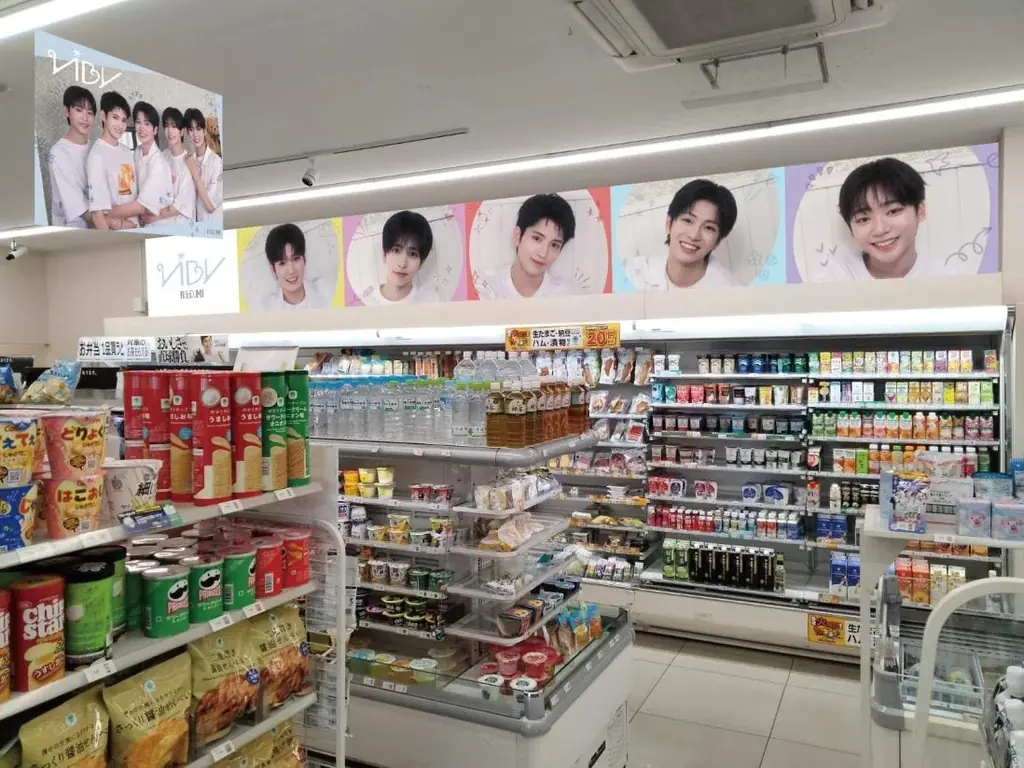 日本武道館デビューショーケース開催記念！期待のボーイズグループ「VIBY」の店舗ラッピングを8月11日（火）から期間限定で展開！～全国で買える！ファミリーマート限定ブロマイドも発売決定～ 画像 5