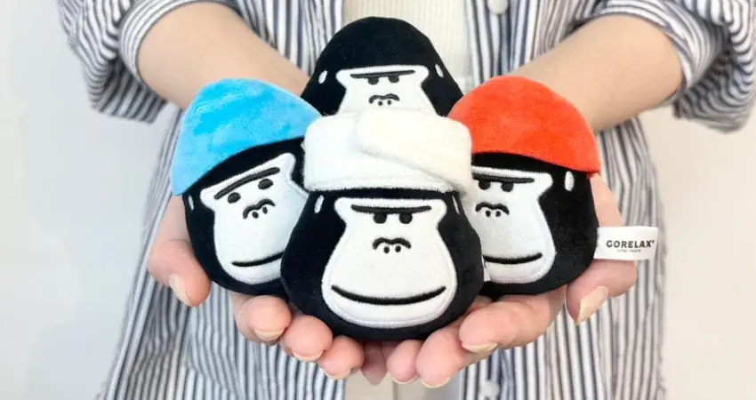 ととのい系サウナブランド【ごリラックス】から、ファン待望の「ぬいぐるみマスコット」が、カプセルトイで新登場！「まもるさん」のトトノイフェイスにも注目！ 画像 2