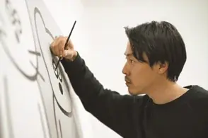大阪芸術大学が「コミックマーケット108」に出展！卒業生のアーティストユニット「20号」が表紙を手掛けた『大学案内2027』を無料配布 画像 3