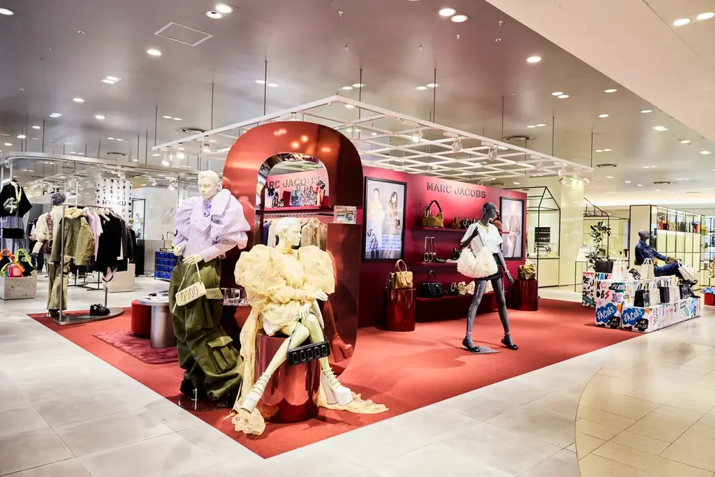 【MARC JACOBS】2026年フォールコレクションのローンチを祝して、特別なポップアップが阪急うめだ本店にオープン。 画像 1