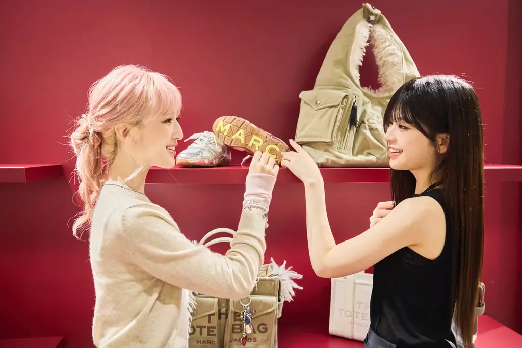 【MARC JACOBS】2026年フォールコレクションのローンチを祝して、特別なポップアップが阪急うめだ本店にオープン。 画像 3