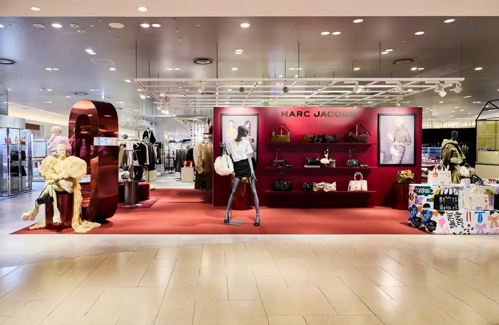 【MARC JACOBS】2026年フォールコレクションのローンチを祝して、特別なポップアップが阪急うめだ本店にオープン。 画像 4