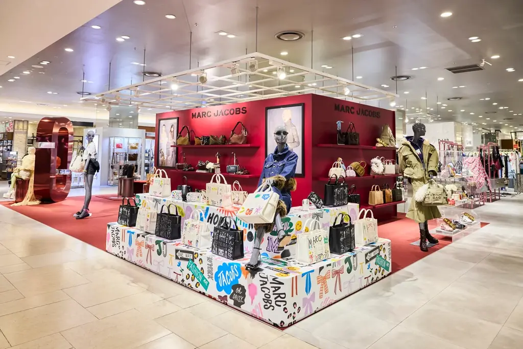 【MARC JACOBS】2026年フォールコレクションのローンチを祝して、特別なポップアップが阪急うめだ本店にオープン。 画像 5