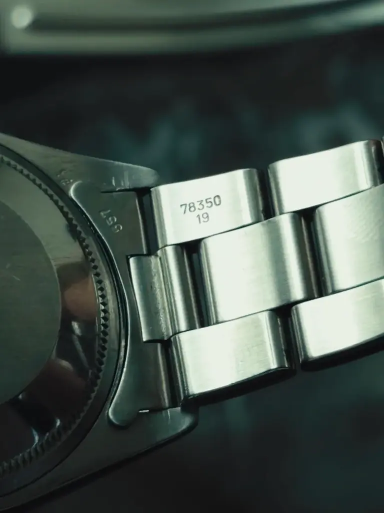二度と同じ色彩は生まれない。ROLEX Oyster Perpetual Date Purple Grey Tropical Dialを備えたRef.1501を販売開始。 画像 10
