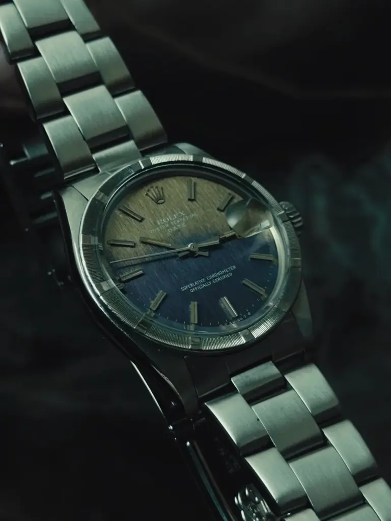 二度と同じ色彩は生まれない。ROLEX Oyster Perpetual Date Purple Grey Tropical Dialを備えたRef.1501を販売開始。 画像 11