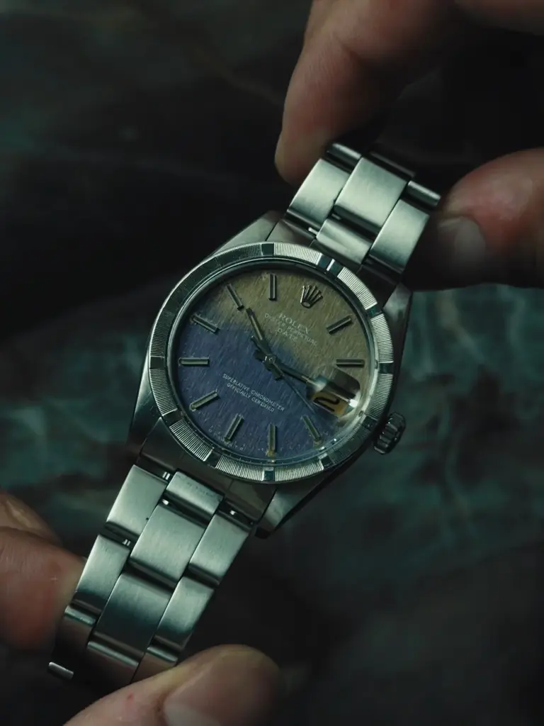 二度と同じ色彩は生まれない。ROLEX Oyster Perpetual Date Purple Grey Tropical Dialを備えたRef.1501を販売開始。 画像 4