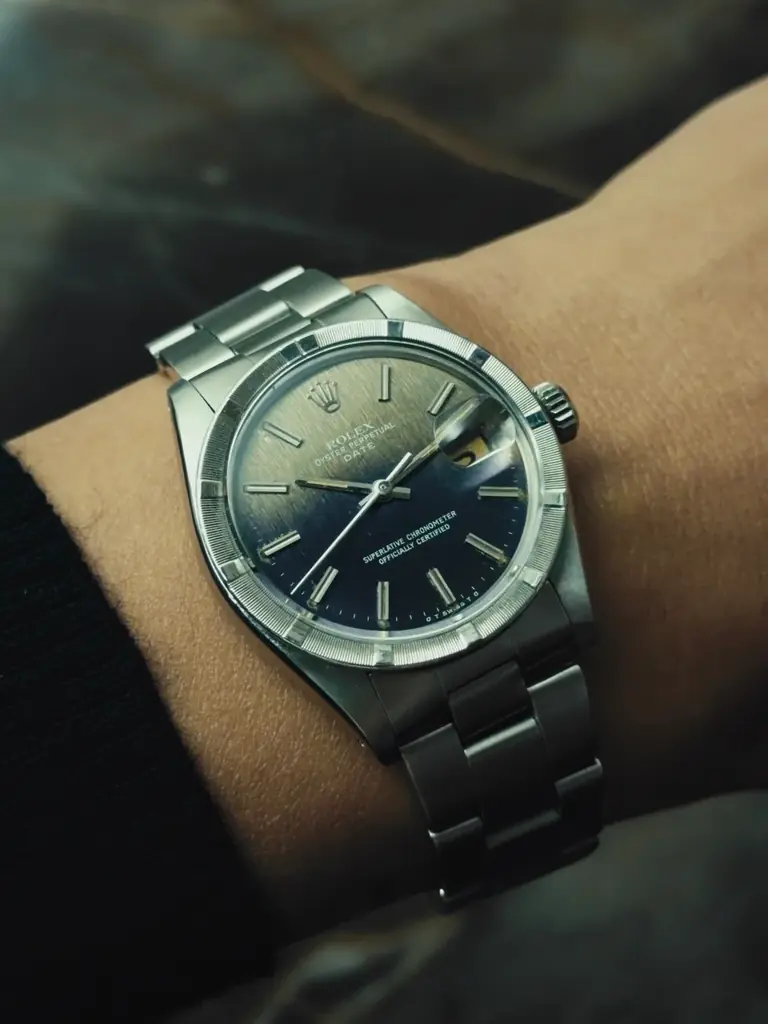 二度と同じ色彩は生まれない。ROLEX Oyster Perpetual Date Purple Grey Tropical Dialを備えたRef.1501を販売開始。 画像 5