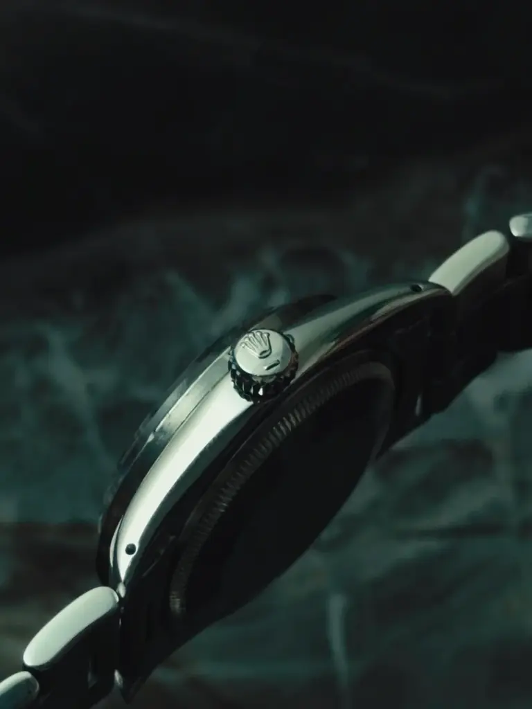 二度と同じ色彩は生まれない。ROLEX Oyster Perpetual Date Purple Grey Tropical Dialを備えたRef.1501を販売開始。 画像 6