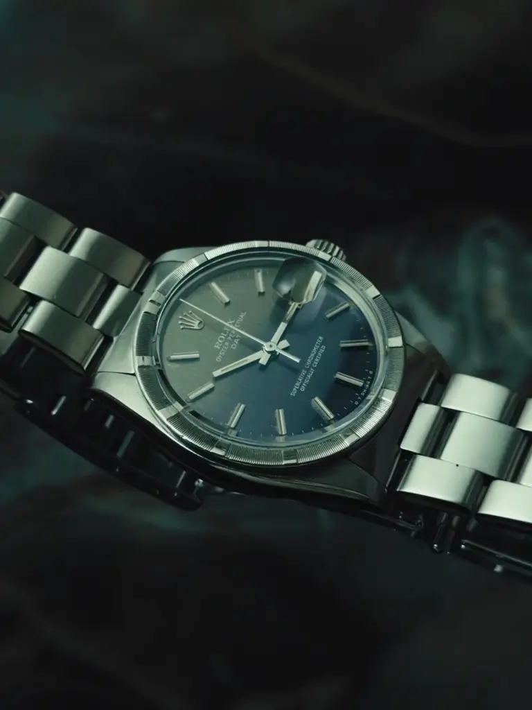 二度と同じ色彩は生まれない。ROLEX Oyster Perpetual Date Purple Grey Tropical Dialを備えたRef.1501を販売開始。 画像 8