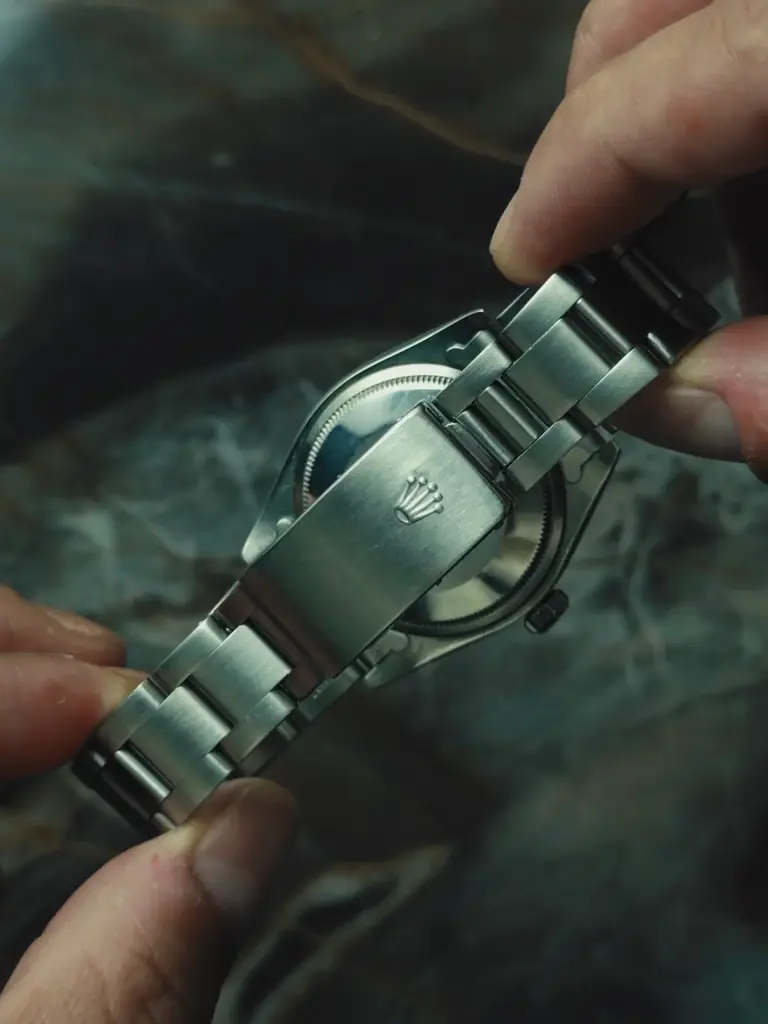 二度と同じ色彩は生まれない。ROLEX Oyster Perpetual Date Purple Grey Tropical Dialを備えたRef.1501を販売開始。 画像 9