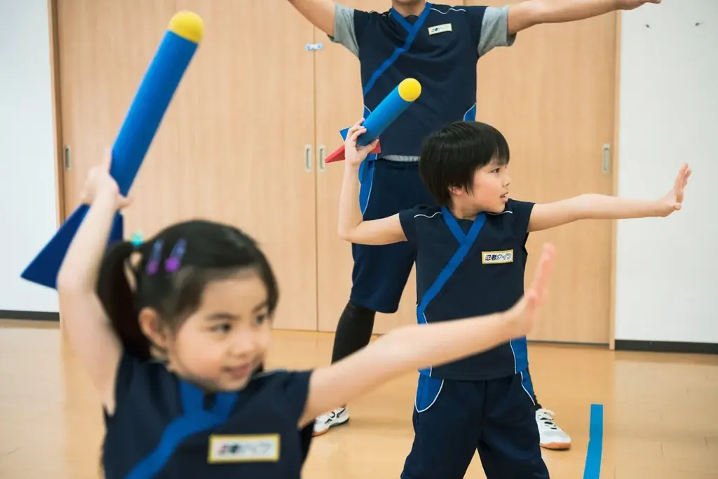 【夏の最新調査】夏のダラダラで新学期バテ！？子どもの「生活リズムの崩壊」を防ぐには？保護者の92%が生活習慣の乱れを不安視。東大名誉教授監修「ラッコ忍者 抱っこかかえの術」ほか運動を紹介 画像 2