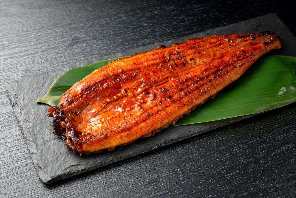 【角上魚類】土用の丑の日に9万7000点販売の大熱狂を再び！酷暑を乗り切る「国産うなぎ直火焼き実演販売」を8月13日(木)・14日(金)に限定開催！～焼き立ての香ばしさを届ける限定「うな重」も提供～ 画像 12