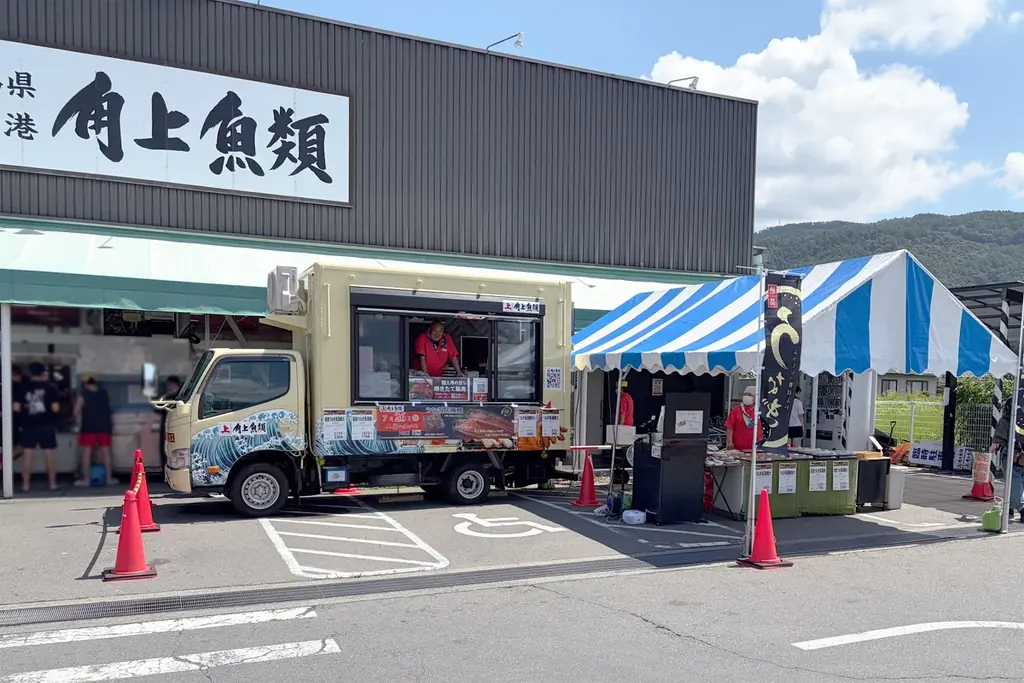 【角上魚類】土用の丑の日に9万7000点販売の大熱狂を再び！酷暑を乗り切る「国産うなぎ直火焼き実演販売」を8月13日(木)・14日(金)に限定開催！～焼き立ての香ばしさを届ける限定「うな重」も提供～ 画像 2