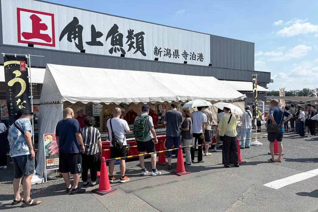 【角上魚類】土用の丑の日に9万7000点販売の大熱狂を再び！酷暑を乗り切る「国産うなぎ直火焼き実演販売」を8月13日(木)・14日(金)に限定開催！～焼き立ての香ばしさを届ける限定「うな重」も提供～ 画像 3