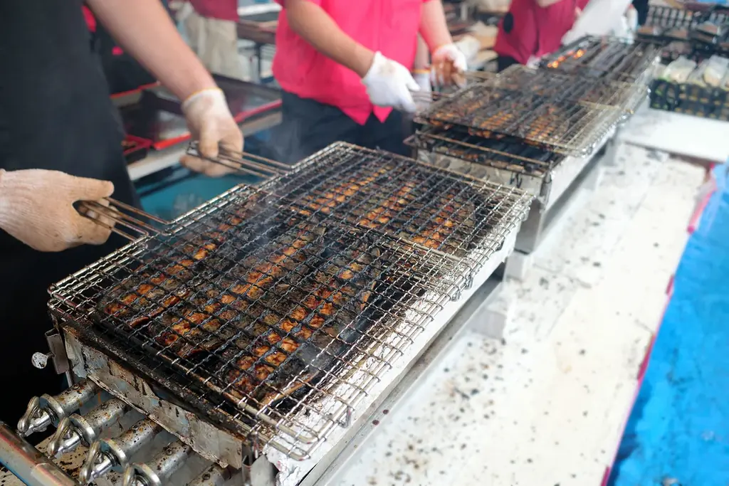 【角上魚類】土用の丑の日に9万7000点販売の大熱狂を再び！酷暑を乗り切る「国産うなぎ直火焼き実演販売」を8月13日(木)・14日(金)に限定開催！～焼き立ての香ばしさを届ける限定「うな重」も提供～ 画像 5