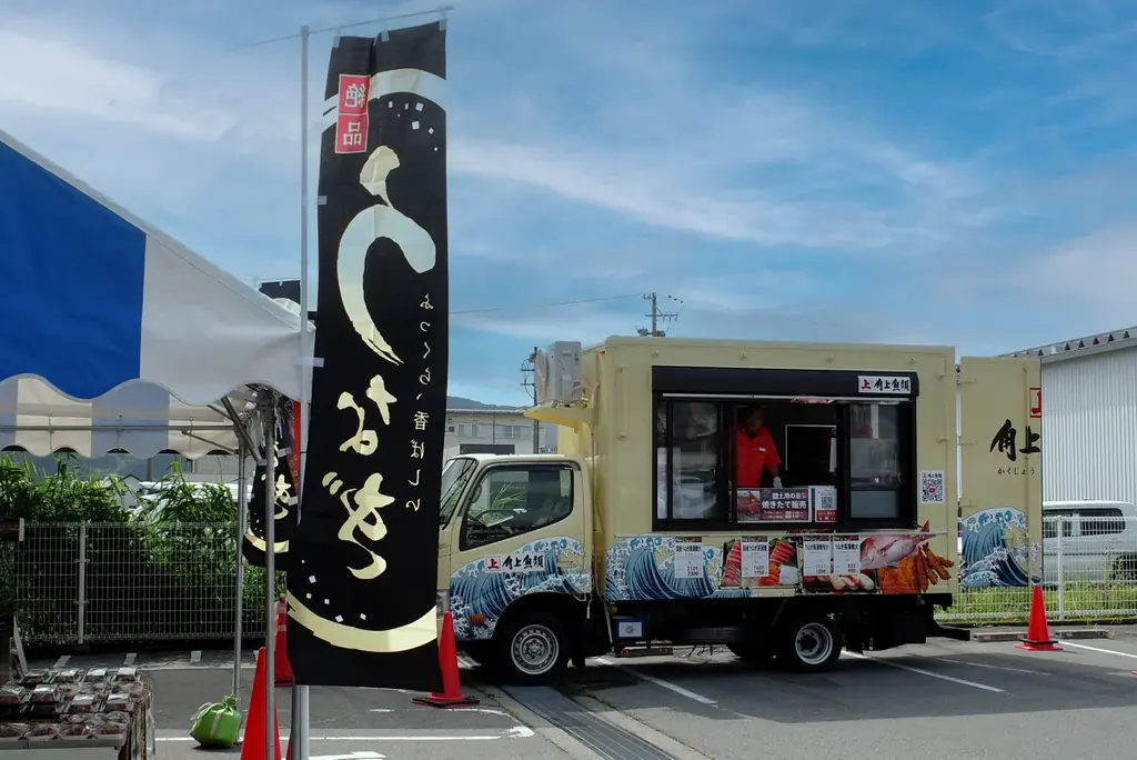 【角上魚類】土用の丑の日に9万7000点販売の大熱狂を再び！酷暑を乗り切る「国産うなぎ直火焼き実演販売」を8月13日(木)・14日(金)に限定開催！～焼き立ての香ばしさを届ける限定「うな重」も提供～ 画像 7