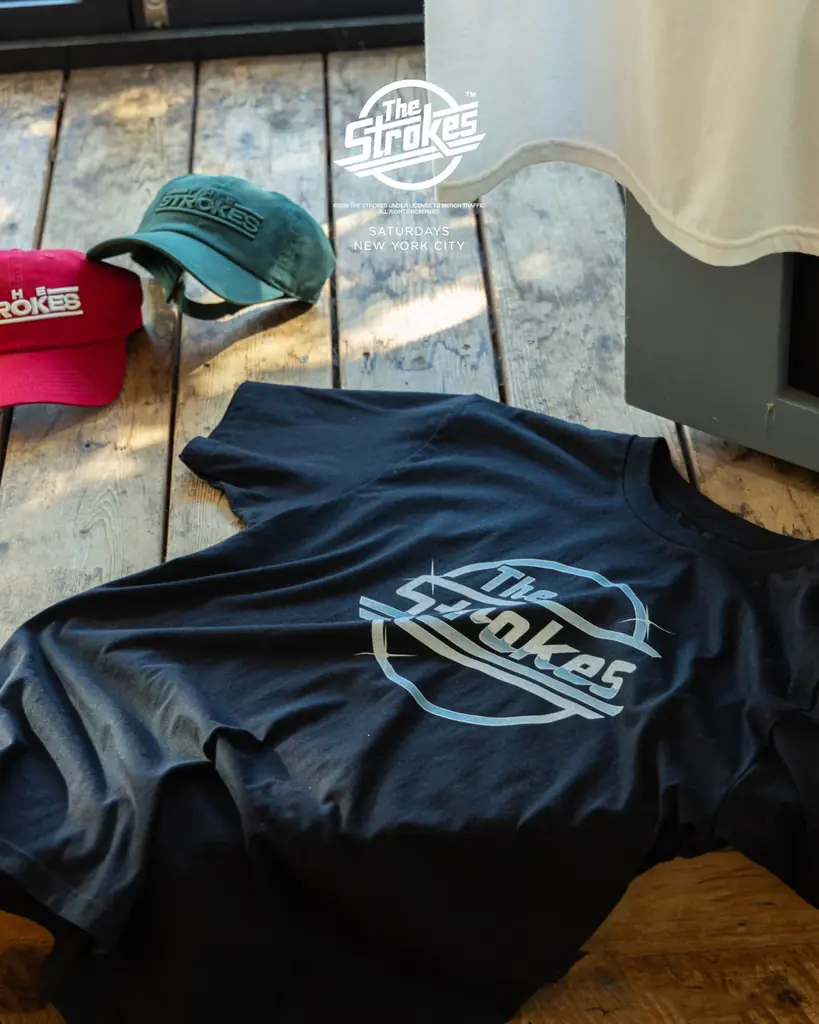 ニューヨーク出身のロックバンド「The Strokes」と「Saturdays NYC」のオフィシャル Tシャツとキャップが 8月14日 (金) に発売 画像 2
