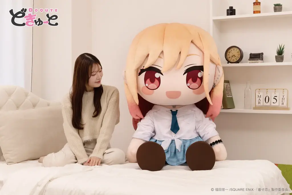 TVアニメ『その着せ替え人形は恋をする』より、制服姿の「喜多川海夢」が「超特大ぬいぐるみ」になって登場！TAITO GEAR&GOODSにて8月14日(金)より予約受付開始！ 画像 1