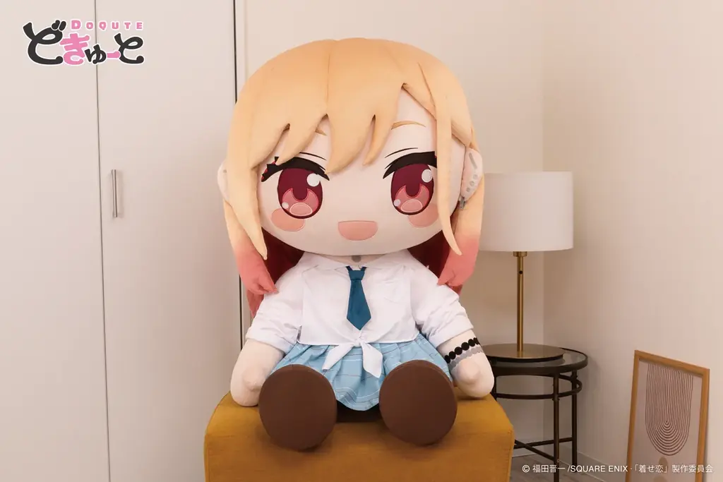 TVアニメ『その着せ替え人形は恋をする』より、制服姿の「喜多川海夢」が「超特大ぬいぐるみ」になって登場！TAITO GEAR&GOODSにて8月14日(金)より予約受付開始！ 画像 2