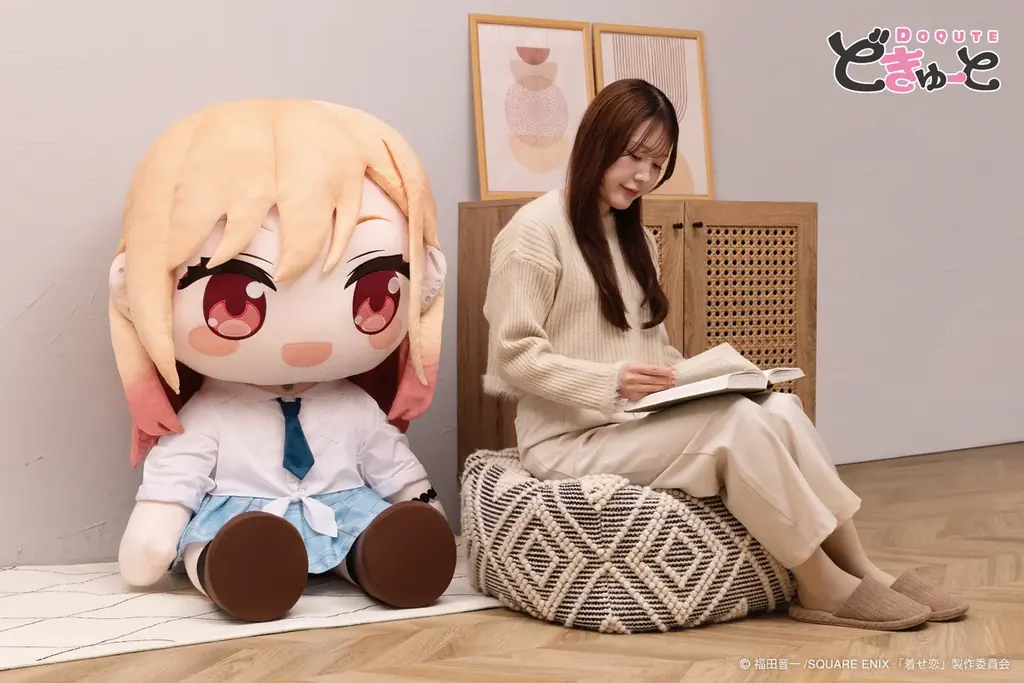TVアニメ『その着せ替え人形は恋をする』より、制服姿の「喜多川海夢」が「超特大ぬいぐるみ」になって登場！TAITO GEAR&GOODSにて8月14日(金)より予約受付開始！ 画像 3