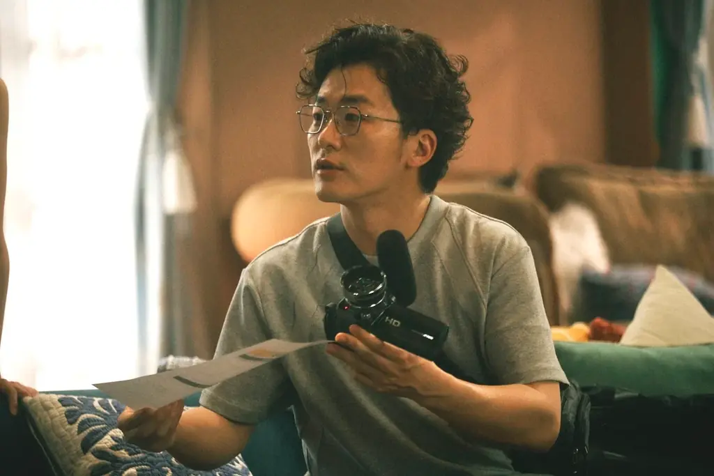 ABEMAオリジナル“15分ドラマ”『バカンスの法則』映画監督・松居大悟が有名番組のディレクター・撮原役で出演！紺太（勝地涼）の“億り人”騒動の末に…第9話からは＜ドキュメンタリー編＞へ突入 画像 4