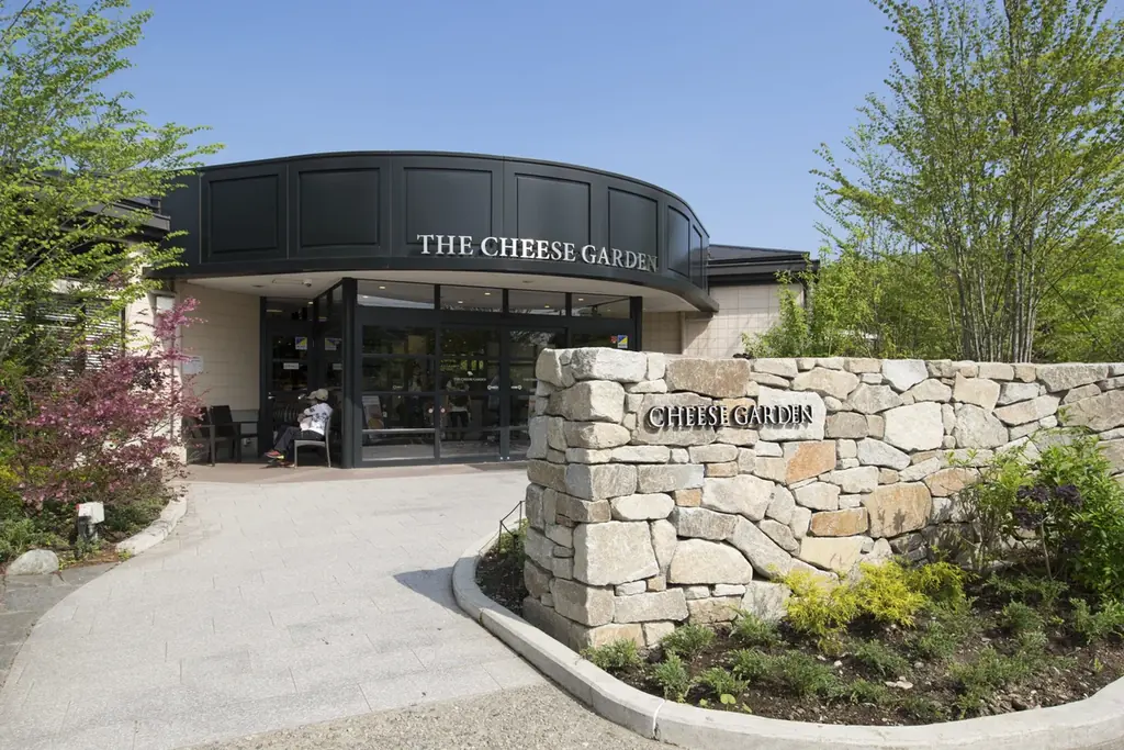 【チーズガーデン×ローソン】ベイクドチーズケーキがプレミアムロールケーキの中へ8/17（月）発売『Uchi Café CHEESE GARDEN監修 ベイクドチーズケーキinプレミアムロールケーキ』 画像 3
