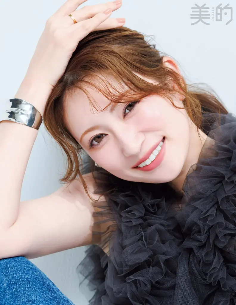 『美的』25周年アンバサダー・吉田朱里　美容誌初表紙で魅せる、圧倒的ポジティブ♡な3変化　付録は昨夏完売のアカリン監修ブラシ第2弾!! 画像 4