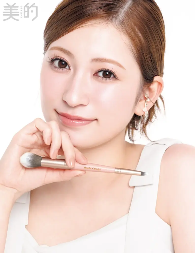 『美的』25周年アンバサダー・吉田朱里　美容誌初表紙で魅せる、圧倒的ポジティブ♡な3変化　付録は昨夏完売のアカリン監修ブラシ第2弾!! 画像 5