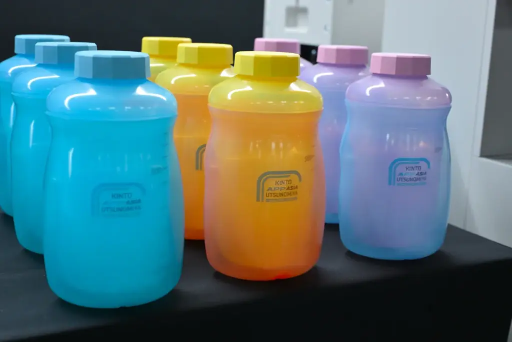 タイガー魔法瓶が「アルゴンガス断熱」を採用した、中身が見える断熱樹脂ボトルを新開発。プラスチックボトルとステンレス製真空断熱ボトルの間の“新たなマイボトル” 画像 2