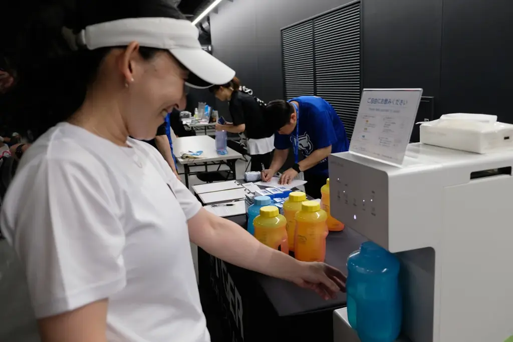 タイガー魔法瓶が「アルゴンガス断熱」を採用した、中身が見える断熱樹脂ボトルを新開発。プラスチックボトルとステンレス製真空断熱ボトルの間の“新たなマイボトル” 画像 4