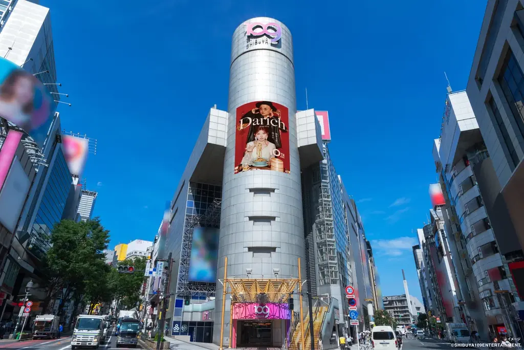 【Darichが日経新聞とSHIBUYA109渋谷店にゲリラグラフィック公開】「桃栗3年、柿8年」のメッセージとともに、 齊藤早紀と”とろサーモン久保田”が投げかける意味とは？ 画像 2